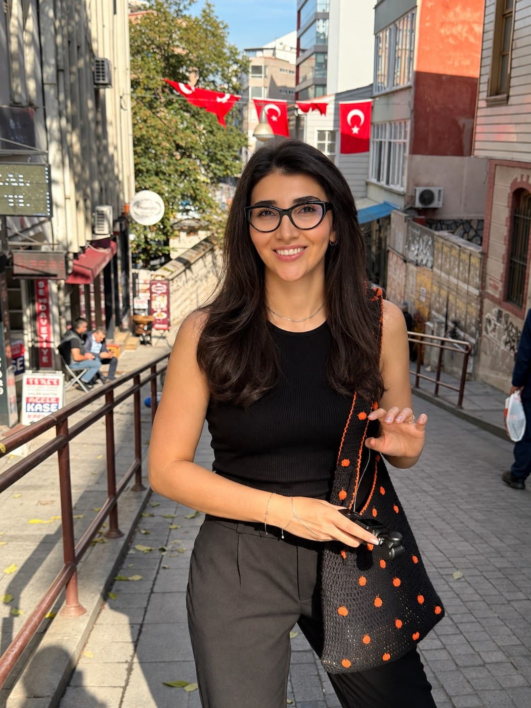Tuba Baytekin İstanbul'da bir sokakta